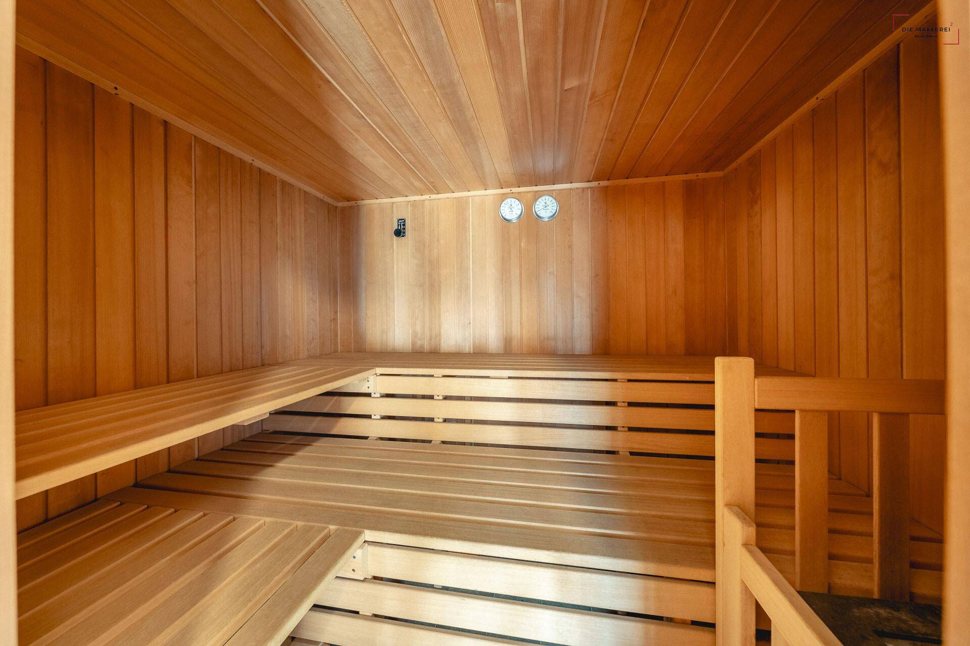 Geräumige Holzsauna mit mehreren Sitzebenen, ideal für Entspannung und Wellness.