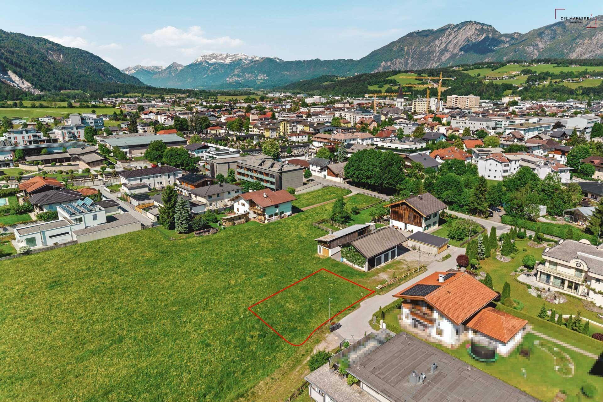 Weitläufige Luftaufnahme eines Grundstücks umgeben von Wohnhäusern und Naturlandschaft.