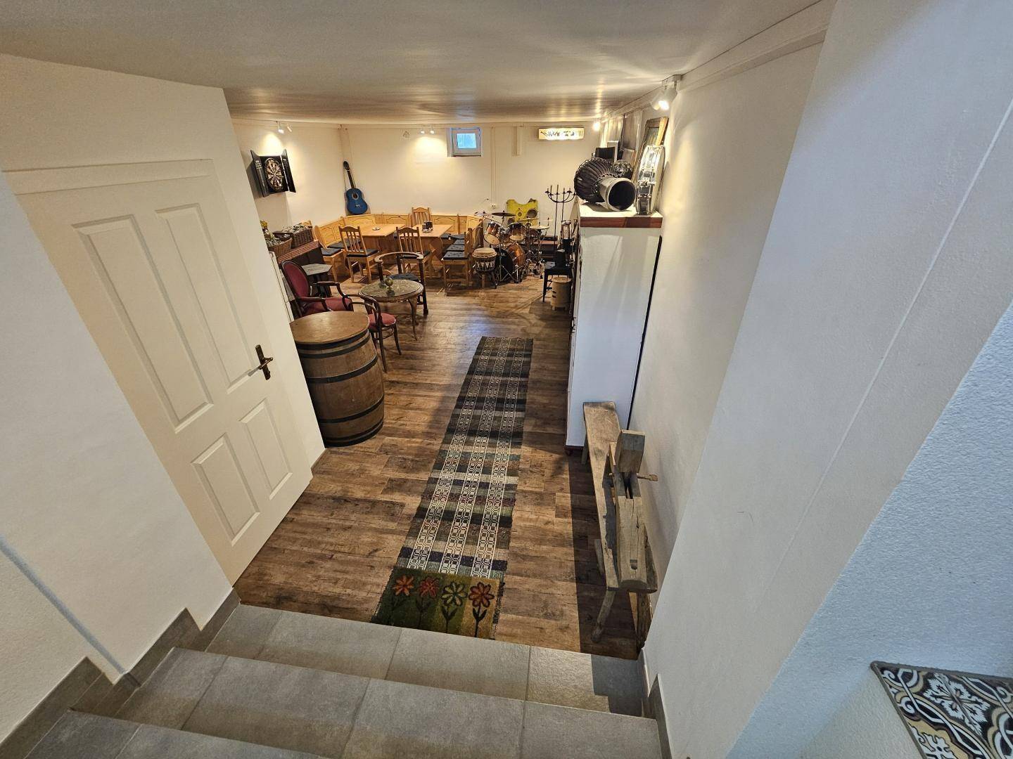 Ausgebauter Kellerraum mit Holzboden, vielseitiger Einrichtung und Stauraum.