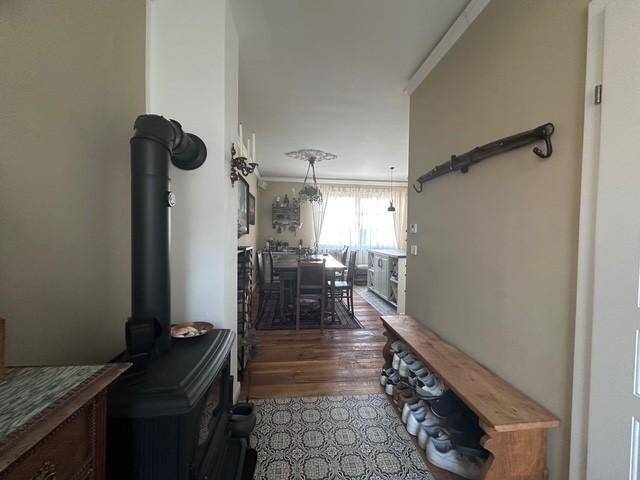 Flur mit Holzofen und Blick in den offenen Wohn- und Essbereich.