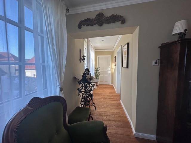 Heller Flur mit Holzboden und Blick auf den Eingangsbereich.