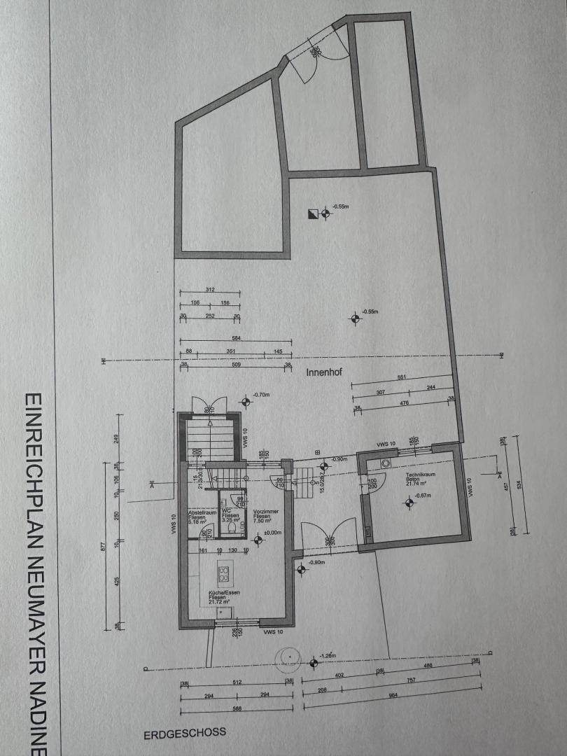 Grundriss des Erdgeschosses mit Innenhof und verschiedenen Räumen.