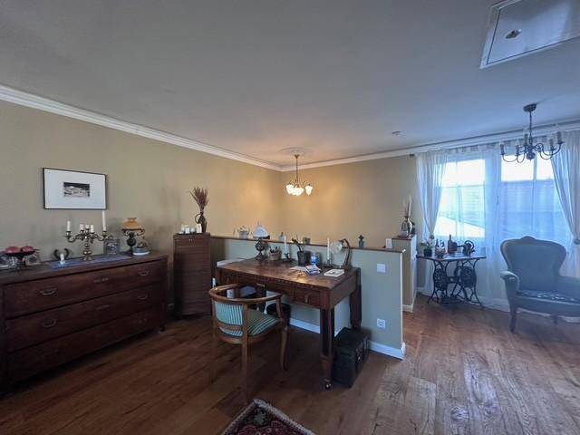 Heller Wohnbereich mit Schreibtisch, Holzboden und traditionellen Möbeln.