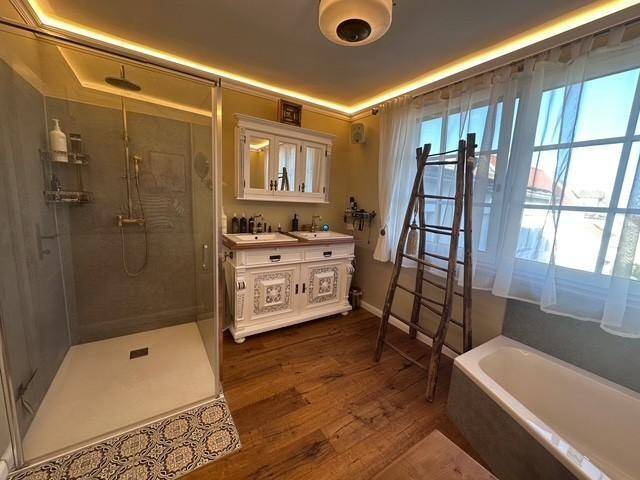 Geräumiges Badezimmer mit Dusche, Doppelwaschbecken und Badewanne.