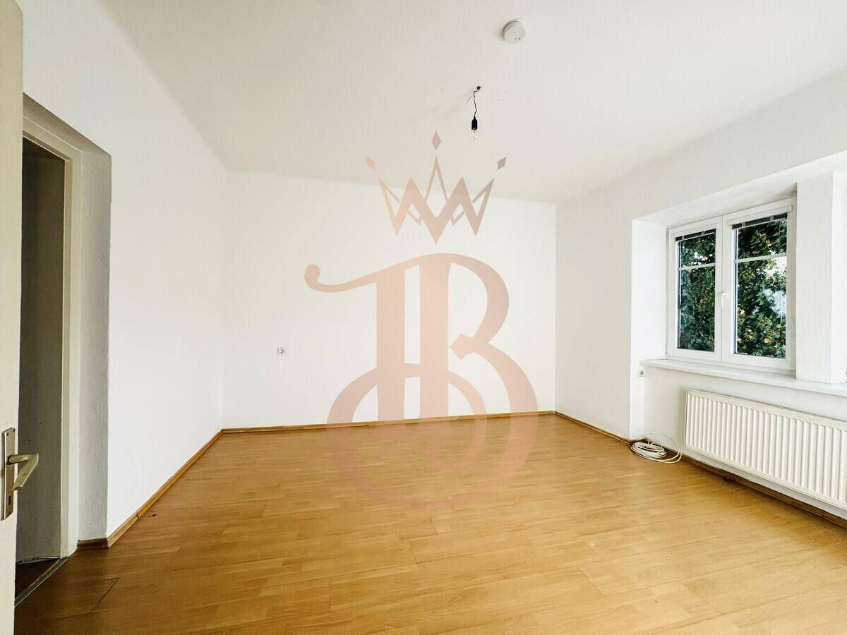Geräumiges Zimmer mit hellem Laminatboden und Fenster, das viel natürliches Licht bietet.