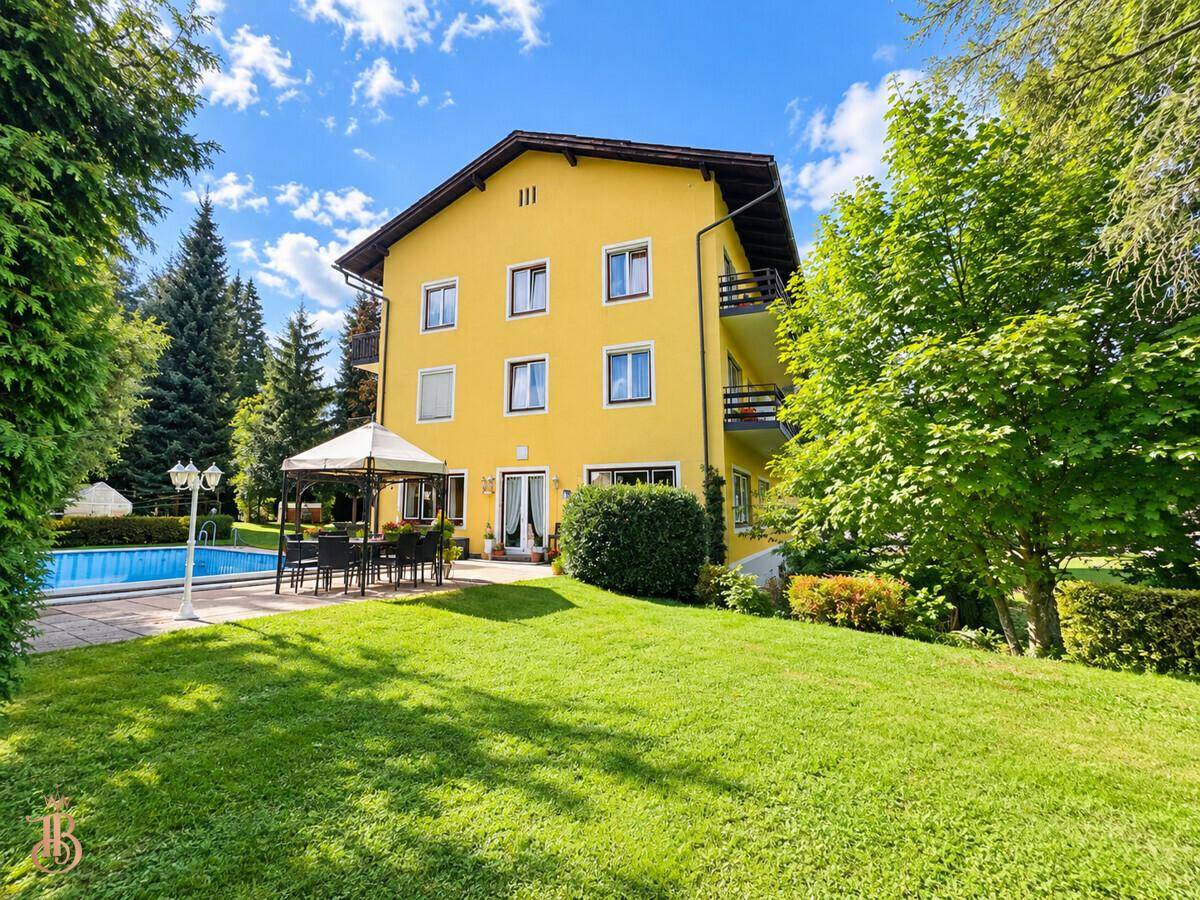 Terrasse mit Pool