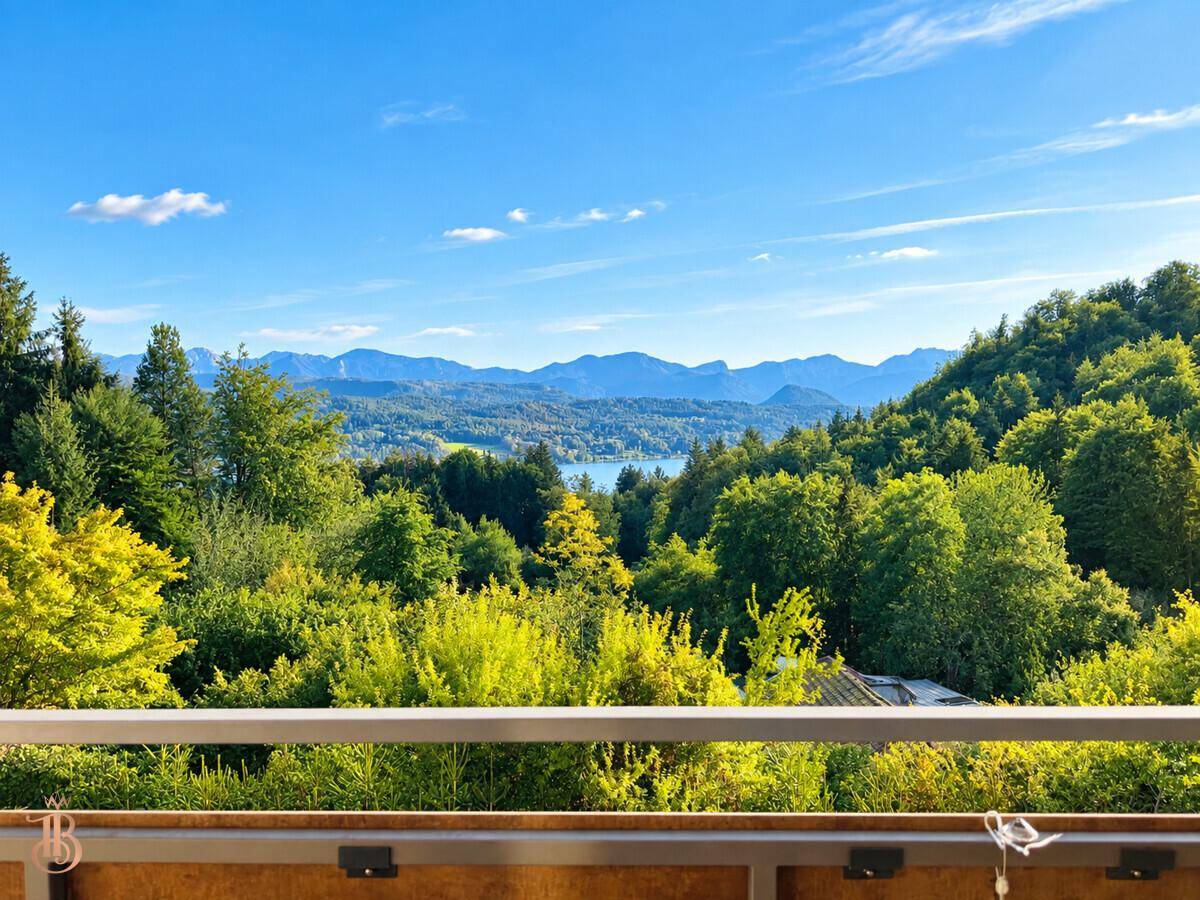 Atemberaubender Panoramablick auf den See und die umliegenden Berge von der Immobilie aus.