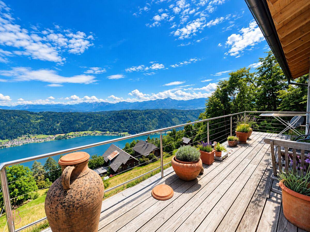 Geräumige Holzterrasse mit Panoramablick auf den See und die Alpen, ideal für Entspannung im Freien.