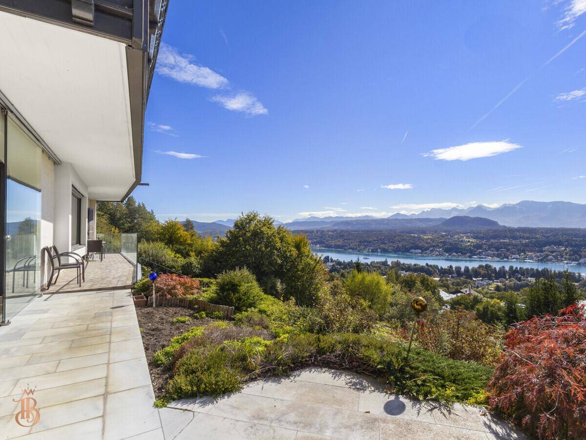 Geräumige Terrasse mit Fliesenboden und atemberaubendem Blick auf den See und die Berge.