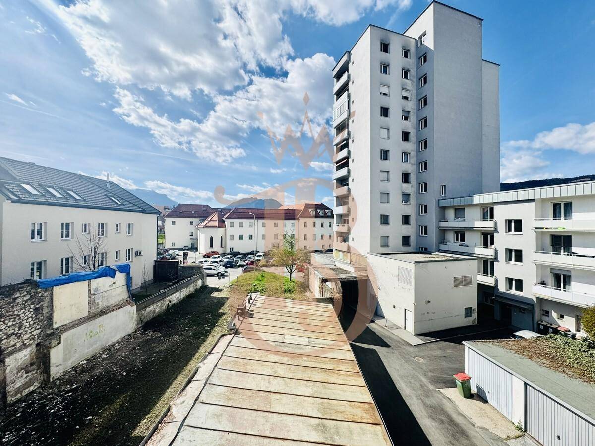 Blick auf verschiedene Gebäude und die städtische Umgebung mit einem hohen Wohnhaus.