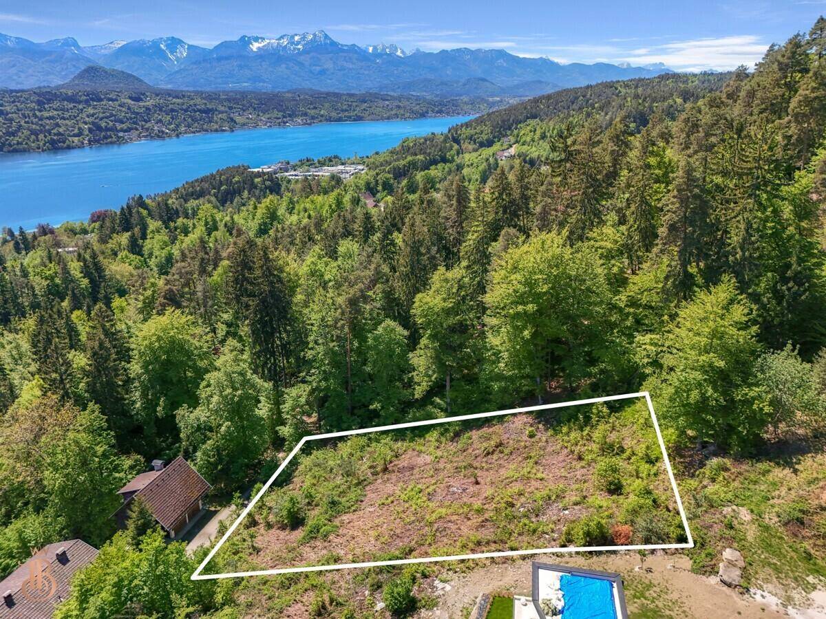 Umrandetes Grundstück mit Panoramablick auf den See und die majestätischen Berge im Hintergrund.