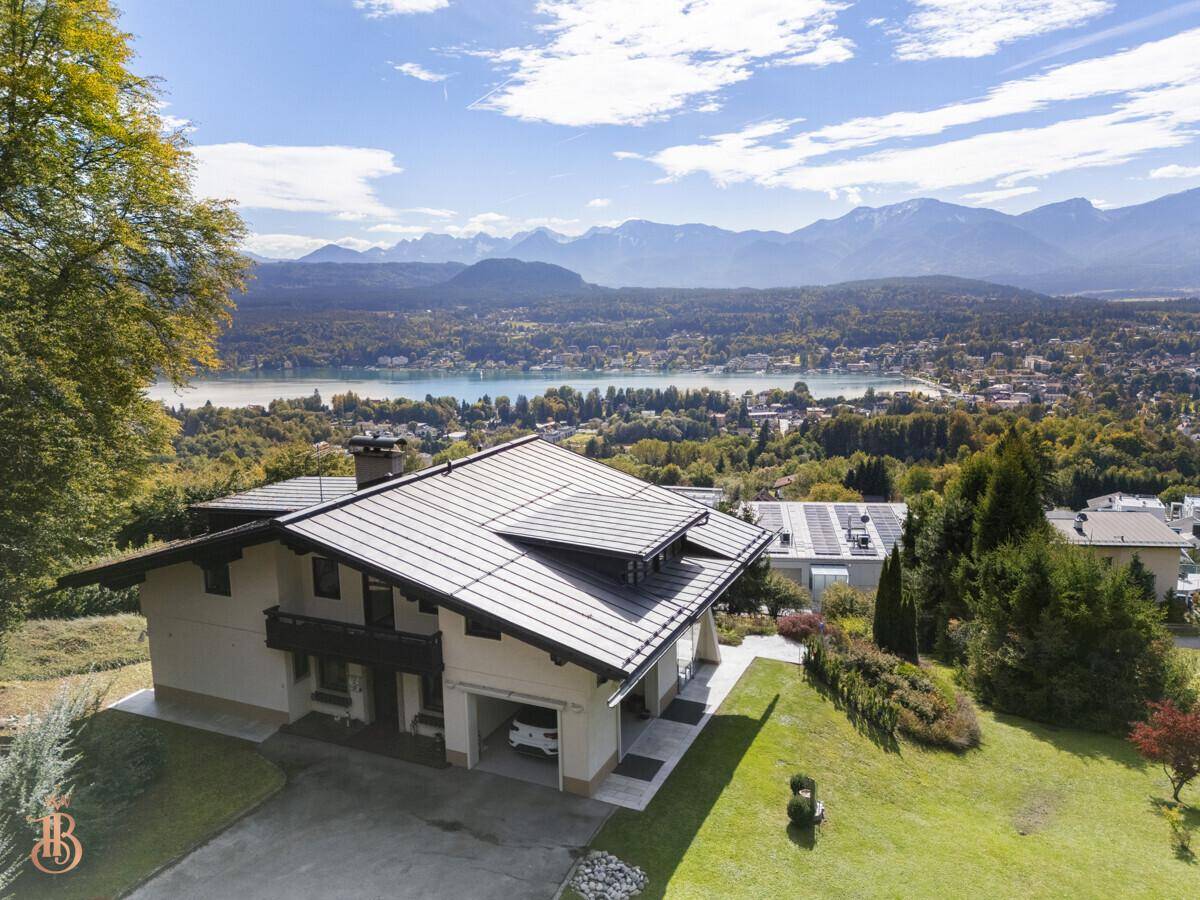Dachansicht des modernen Anwesens mit Photovoltaikanlage und weitem Blick auf die Landschaft.
