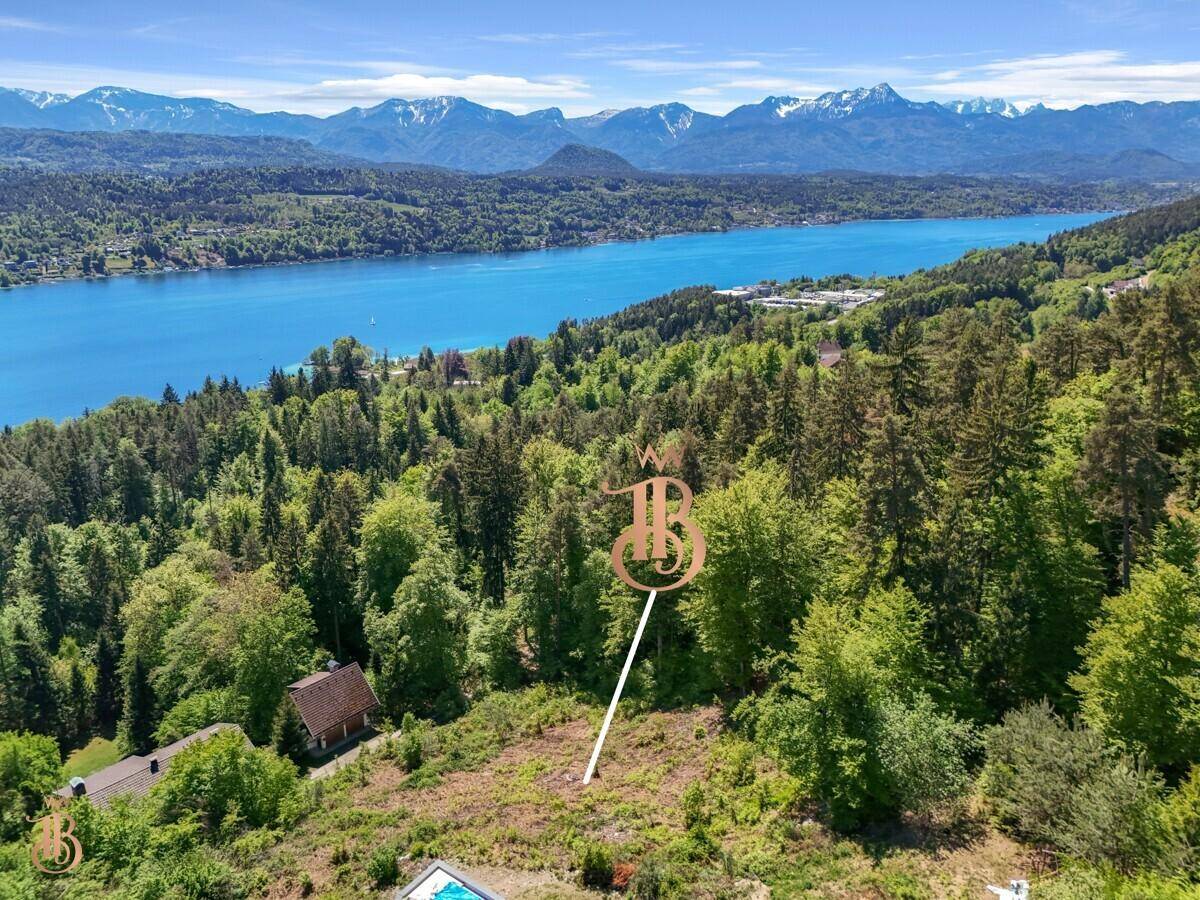 Luftaufnahme eines Baugrundstücks mit weitem Blick über den See und die umliegende Natur.