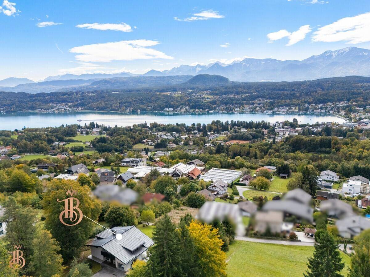 Luftaufnahme des Anwesens mit Blick auf den See und die umliegende Berglandschaft.