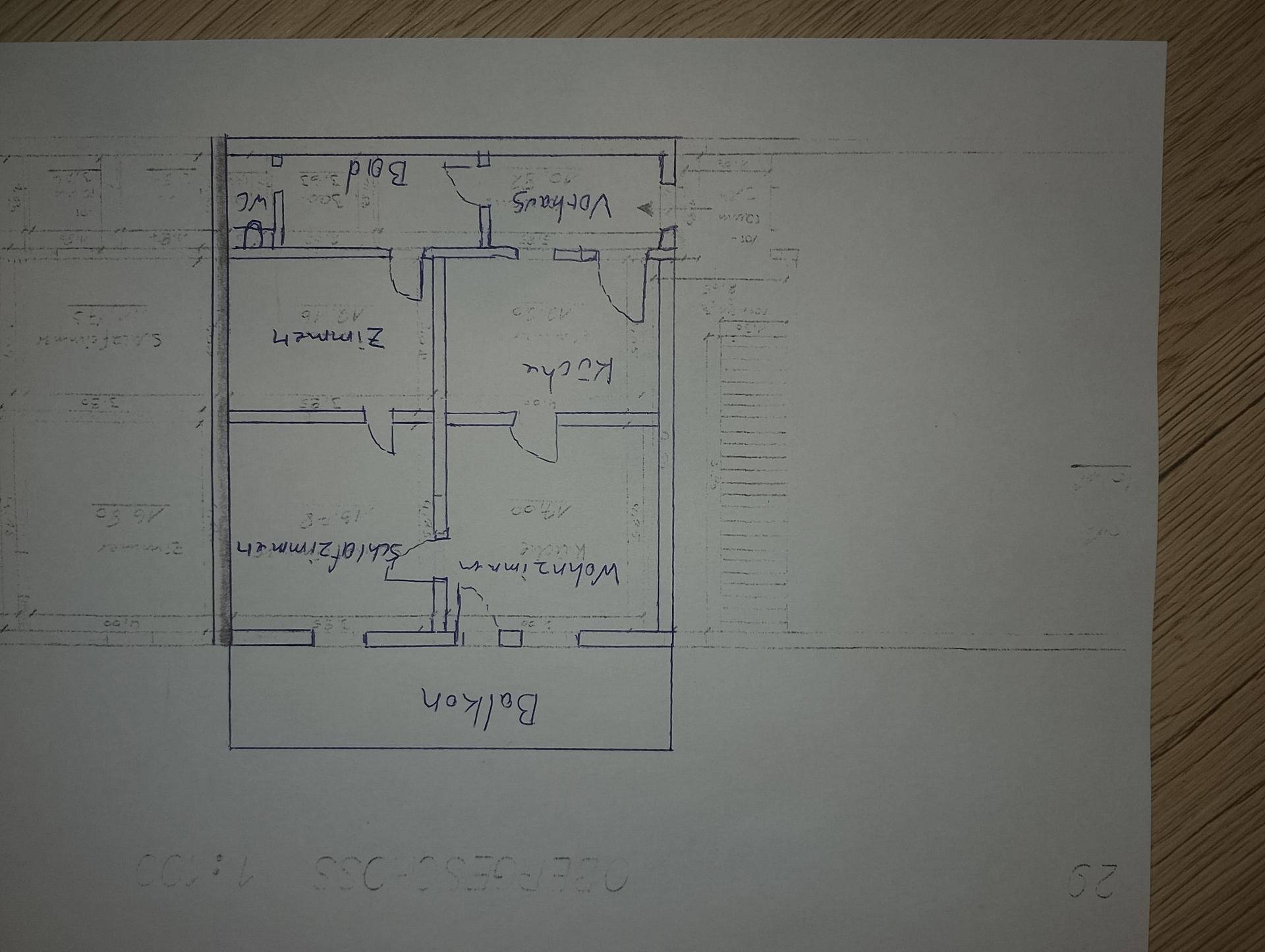 Handgezeichneter Grundriss mit Aufteilung in Wohnzimmer, Schlafzimmer, Küche und Bad.