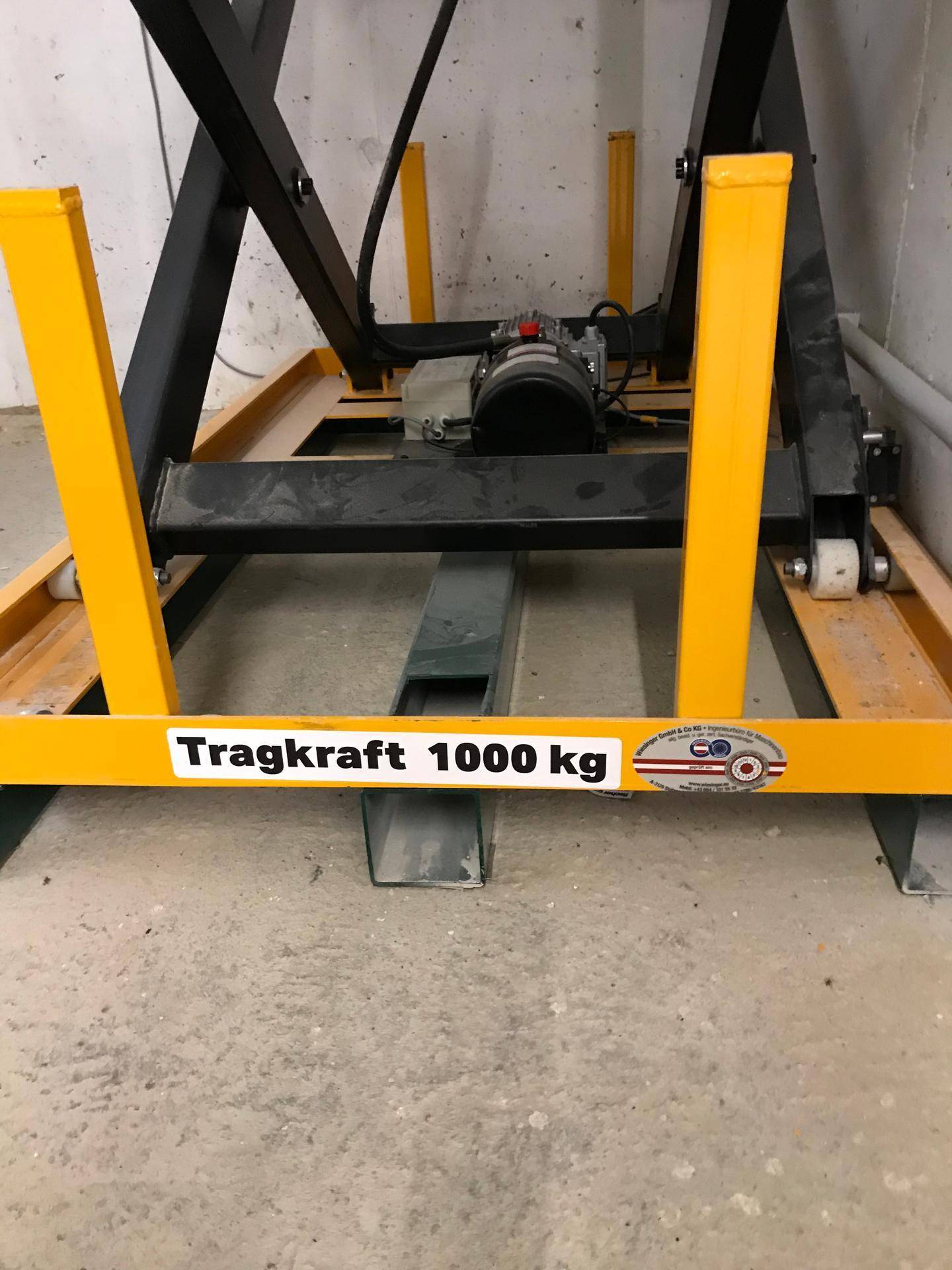 Detailansicht eines Lastenaufzugs im Keller mit Tragkraftangabe von 1000 kg.