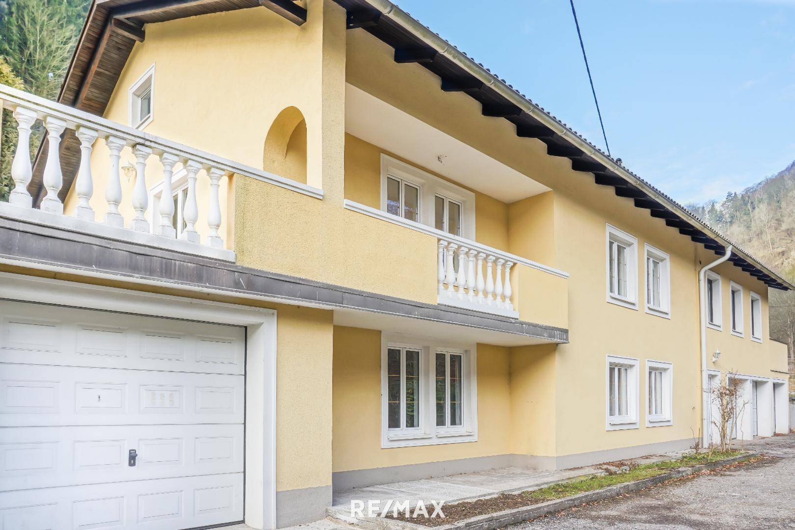 Wohngebäude mit 3 Wohnungen und 4 Garagen