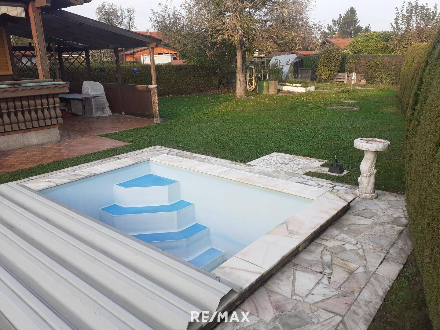 Pool mit Garten