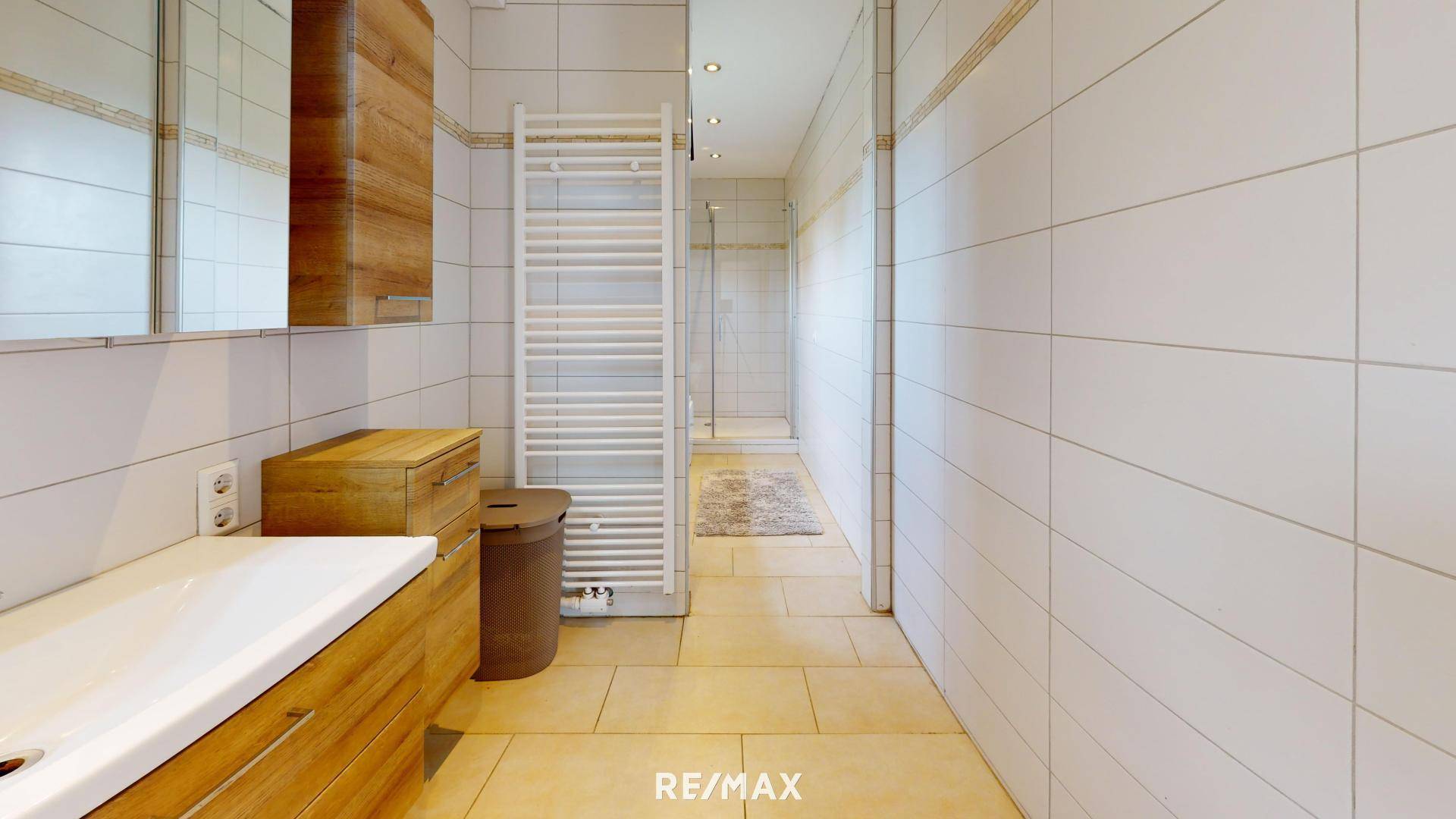 Bad mit Whirlwanne und Wellnessdusche