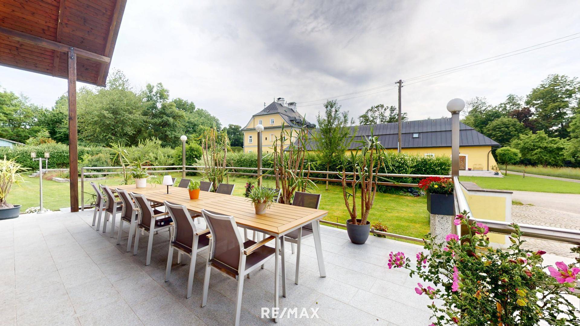 teilüberdachte Terrasse