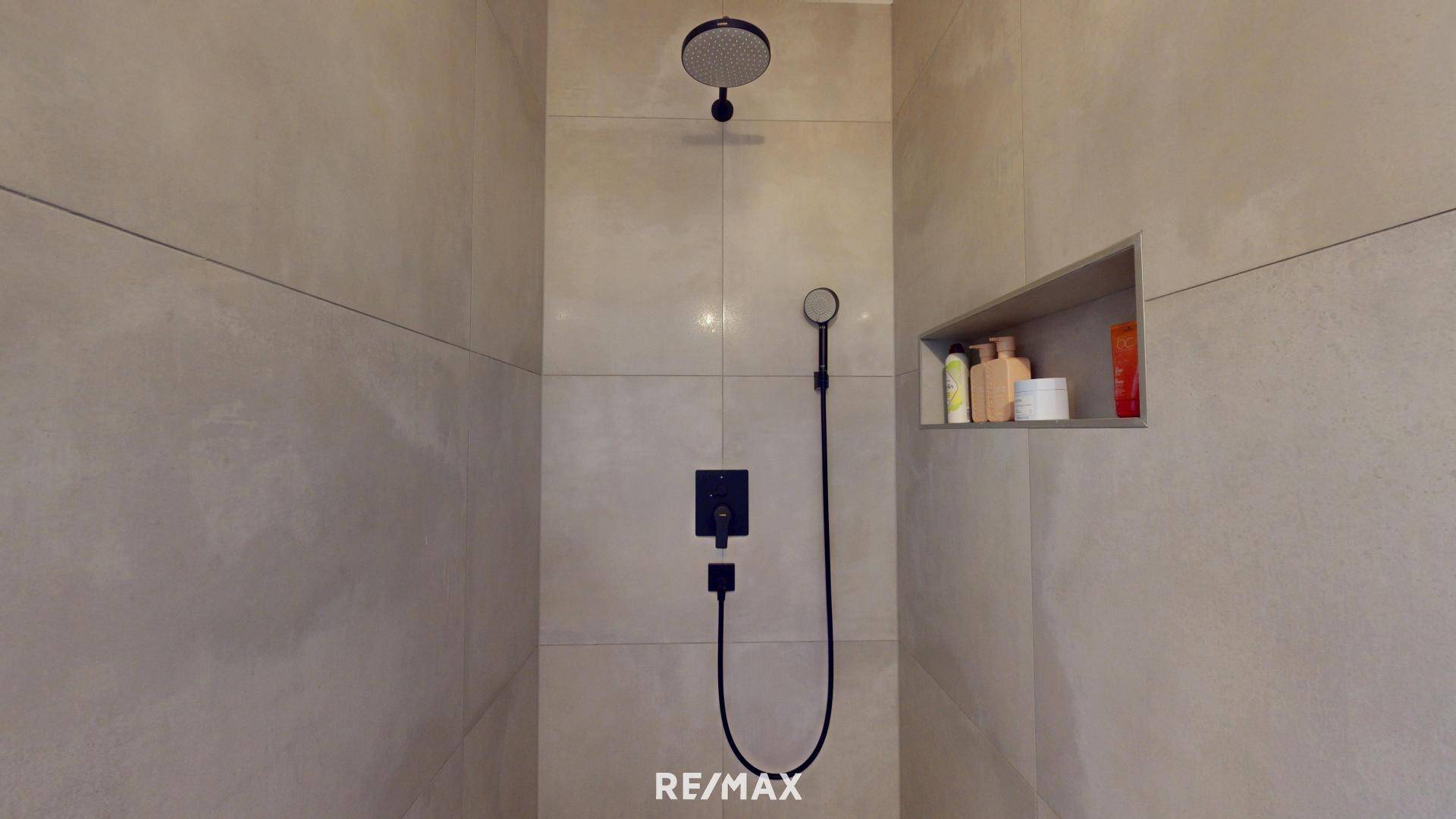 Zweites Badezimmer