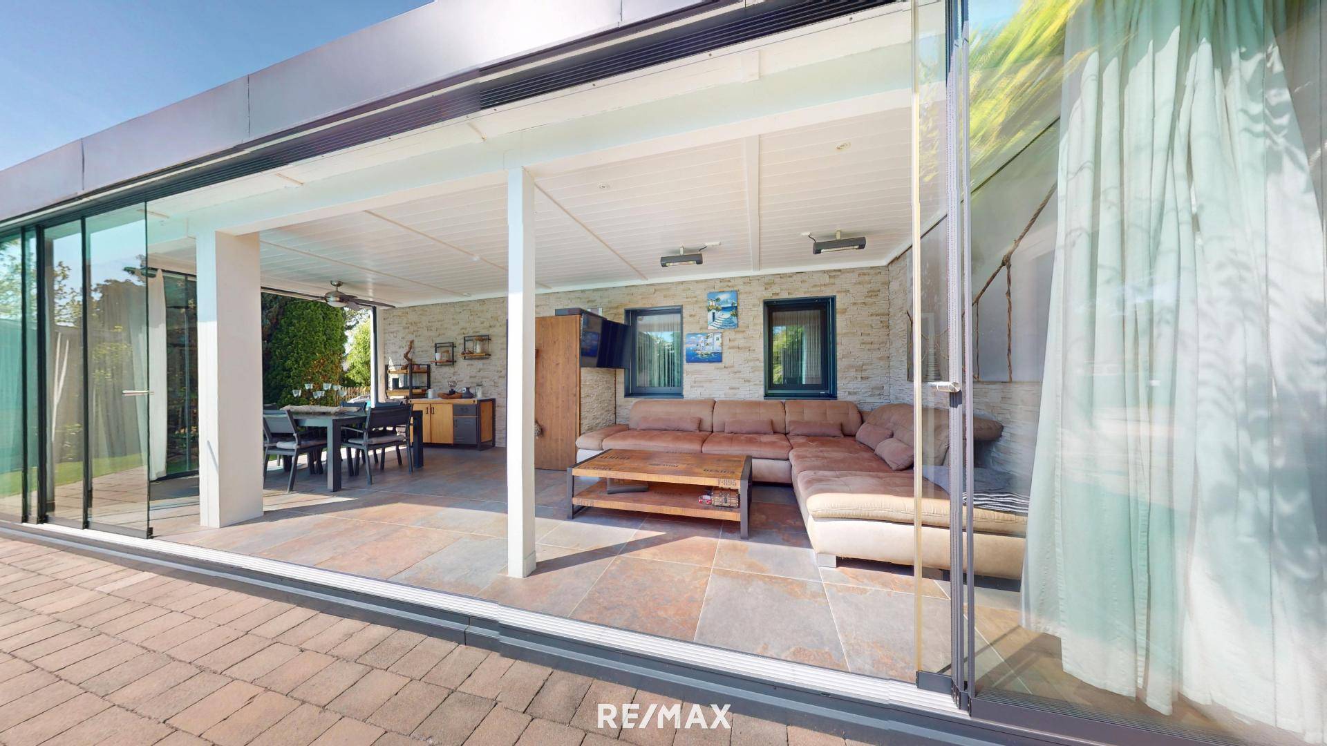 überdachte Terrasse mit Verglasung