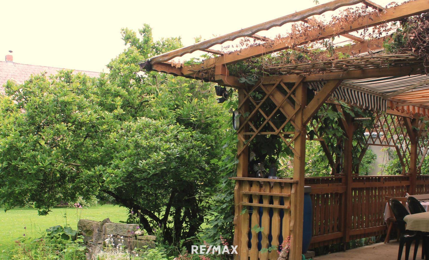Holzterrasse mit integrierten Sonnenschutz