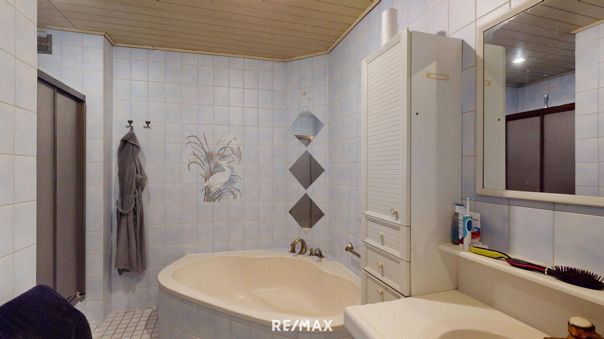 Badewanne und Dusche