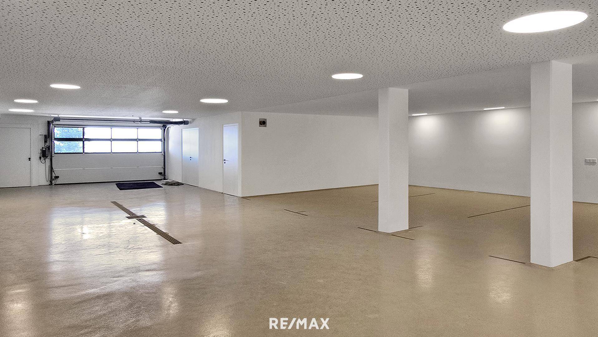 Geräumige Tiefgarage oder Kellerbereich mit Betonboden und ausreichend Platz für Fahrzeuge.