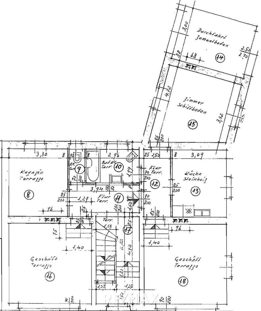 Grundrissplan des Erdgeschosses mit Geschäftsräumen, Küche und Terrassenzugang.