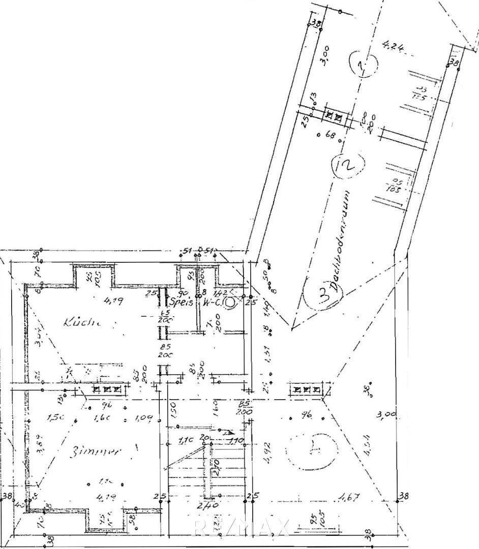 Grundrissplan des Dachgeschosses mit Zimmern, Küche und Dachbodenraum.