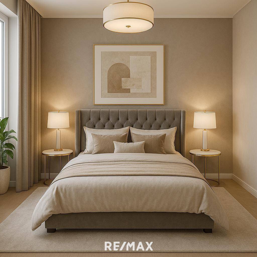 Gemütliches Schlafzimmer mit großem Doppelbett, gepolstertem Kopfteil und stilvoller Dekoration.