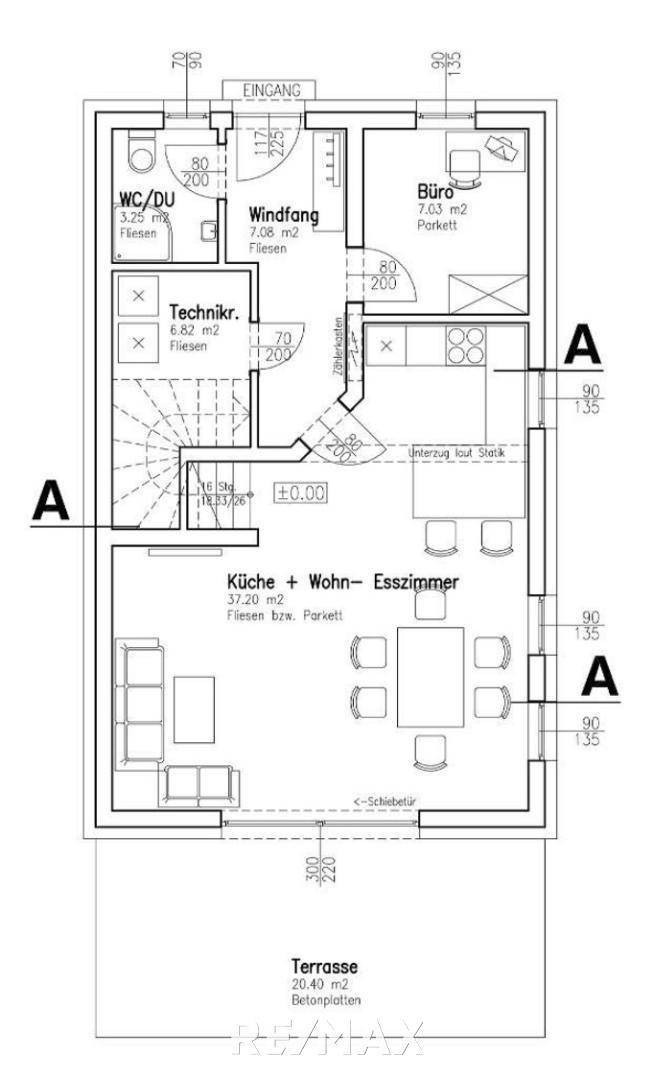 Grundriss des Erdgeschosses mit offenem Wohn-Essbereich, Büro, Technikraum und Zugang zur Terrasse.