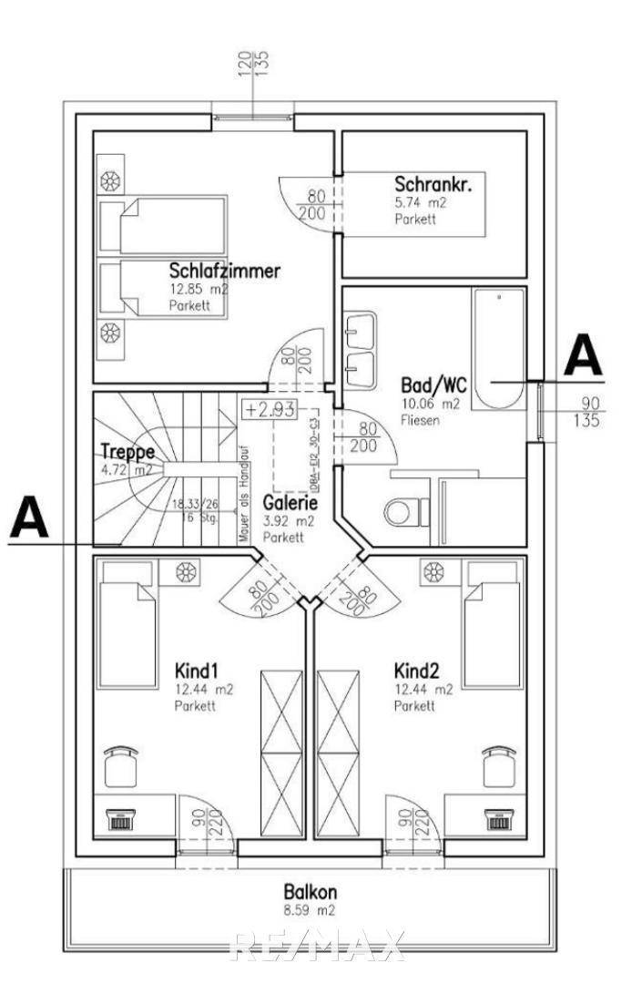 Grundriss des Obergeschosses mit drei Schlafzimmern, einem Badezimmer und einem Balkon.
