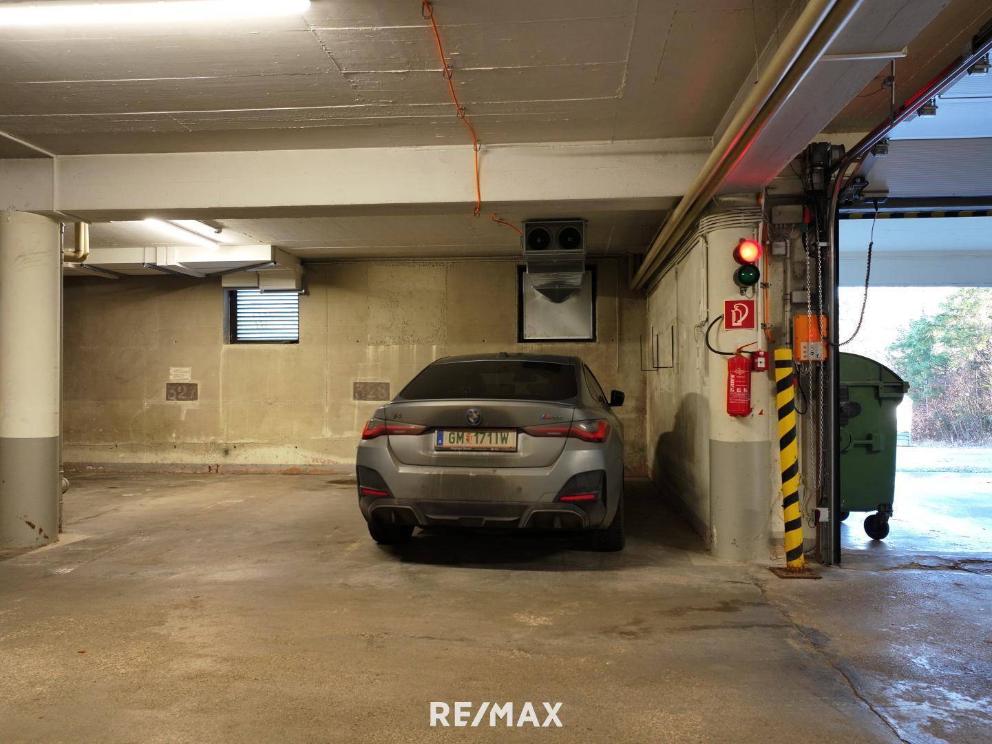 Tiefgarage mit einem geparkten Fahrzeug und einfacher Betonkonstruktion.