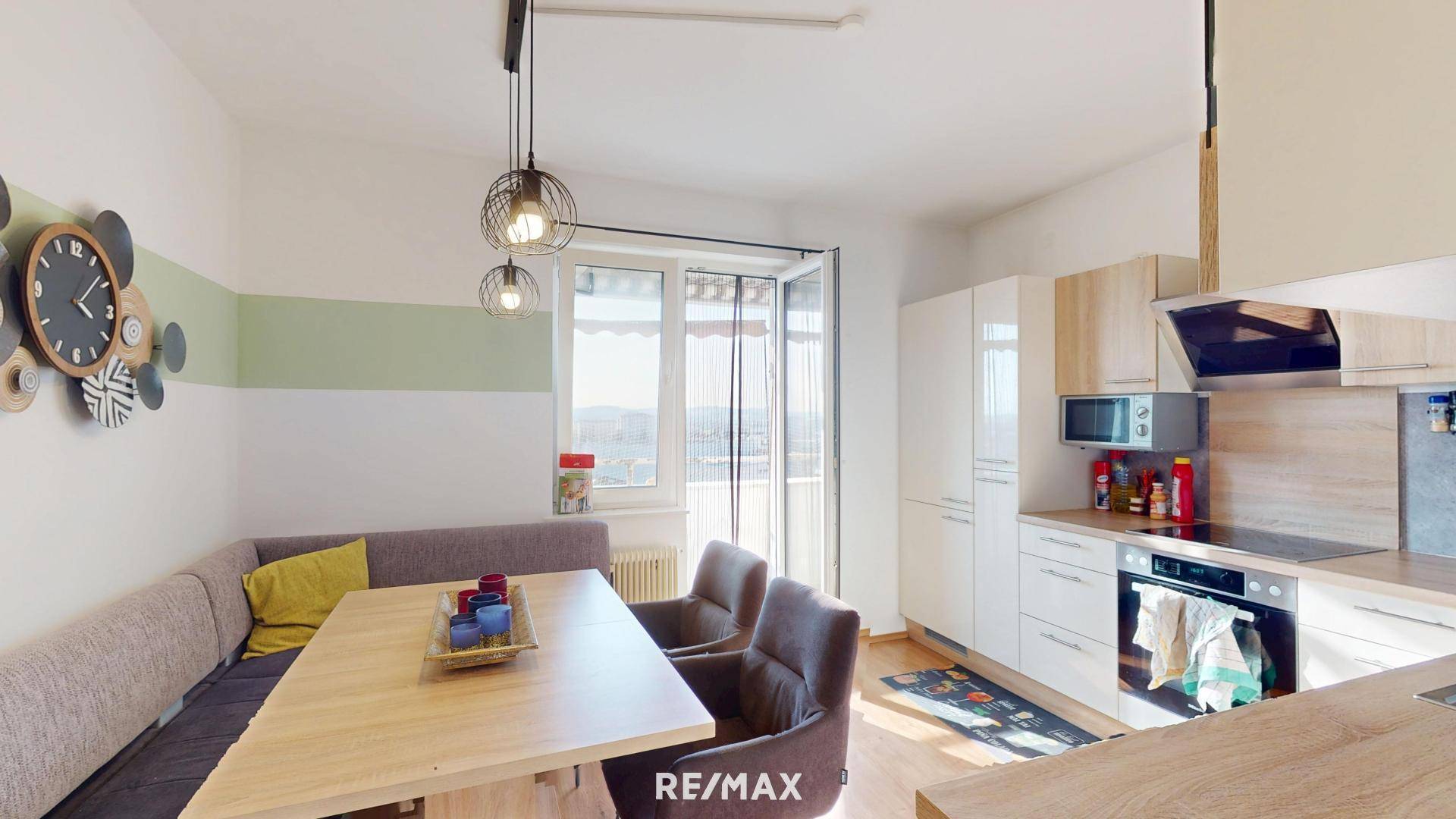 Geräumige Wohnküche mit Essbereich, Eckbank und Zugang zum Balkon.