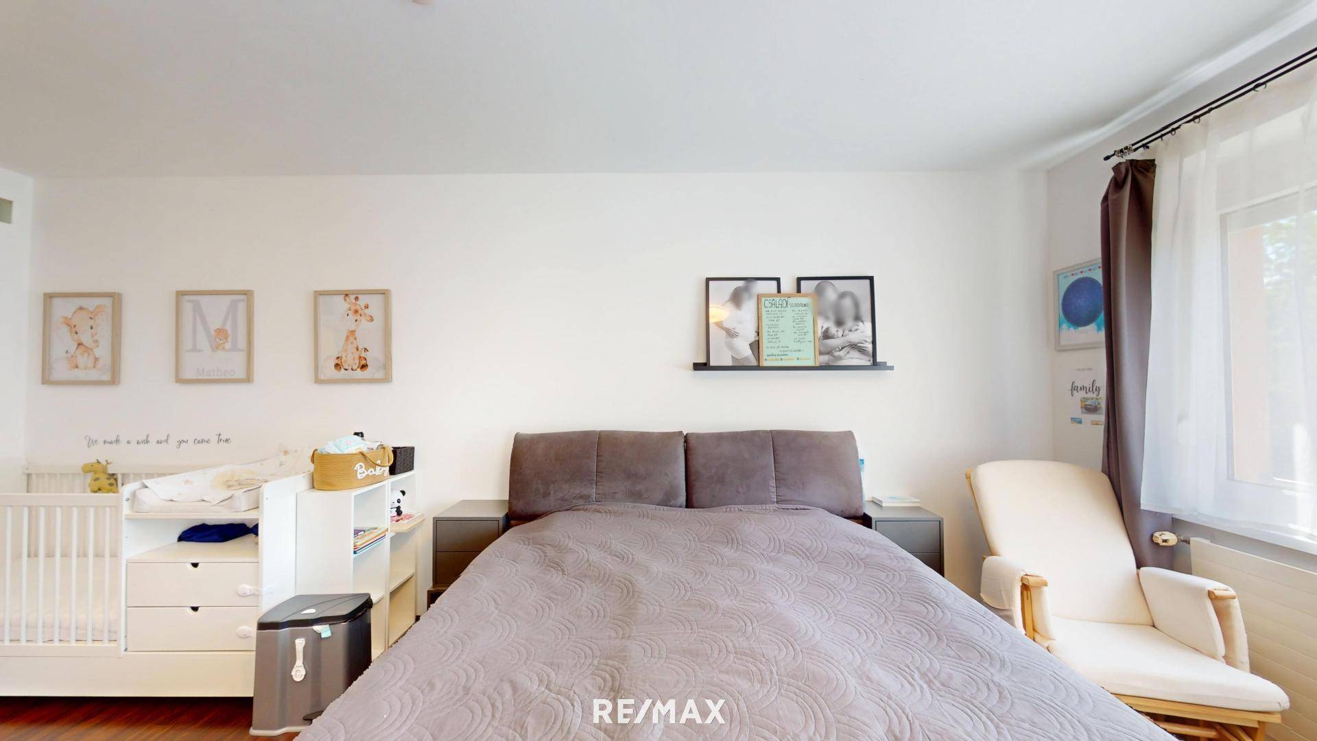Kinderzimmer mit Bett, Babybett und Wickeltisch, hell und freundlich eingerichtet.