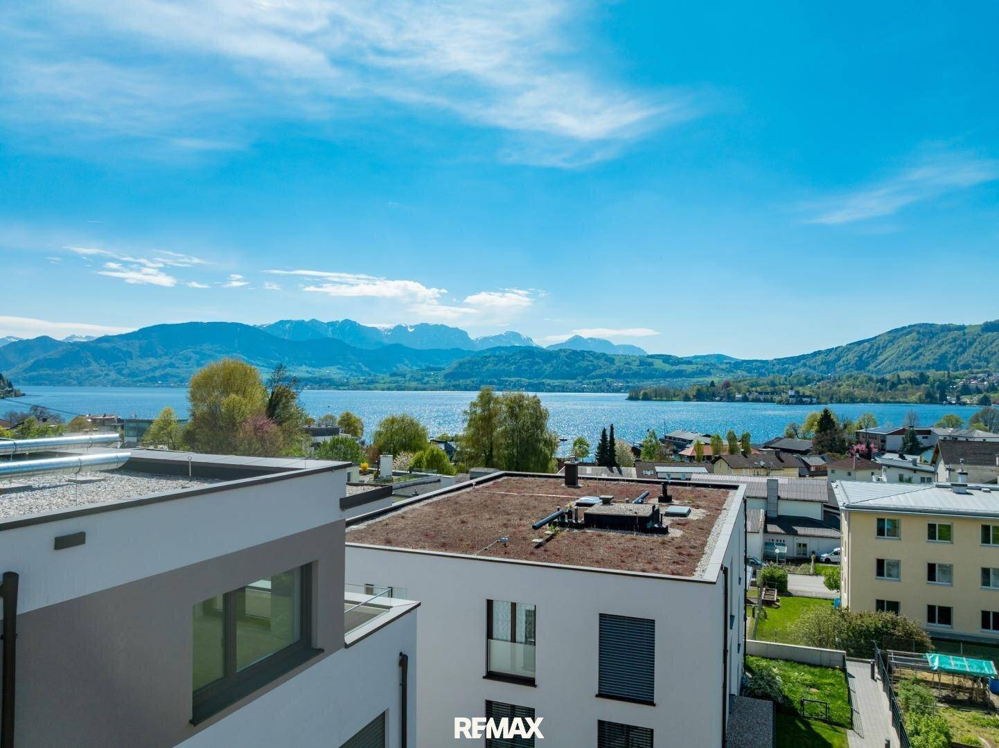 Panoramablick auf den See und die umliegenden Berge von einer erhöhten Position.
