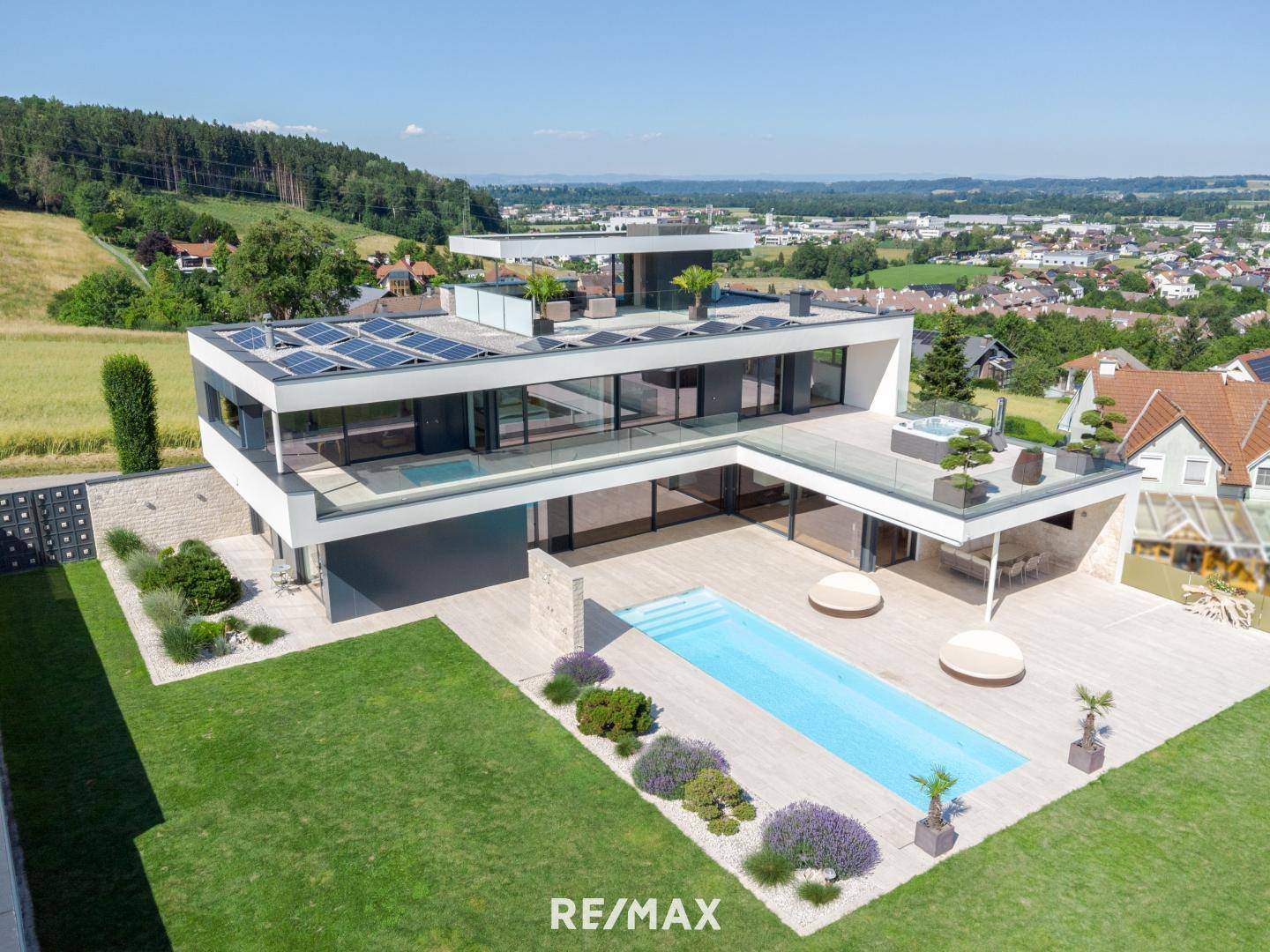 Luftaufnahme einer luxuriösen Villa mit Pool, Solaranlage und weitem Blick über die Landschaft.