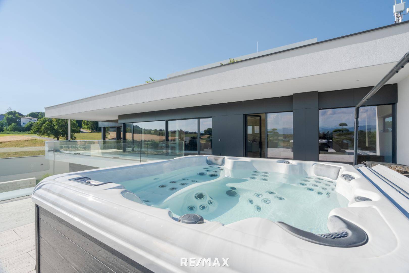 Luxuriöser Whirlpool auf der Terrasse mit Panoramablick über die umliegende Landschaft.