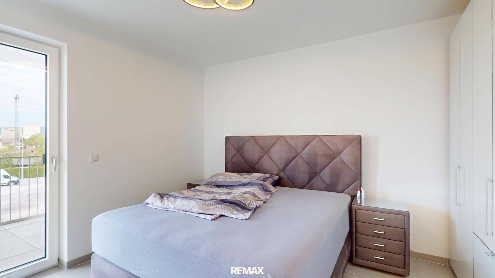 Ruhiges Schlafzimmer mit Doppelbett, Nachttischen und direktem Zugang zum Balkon.