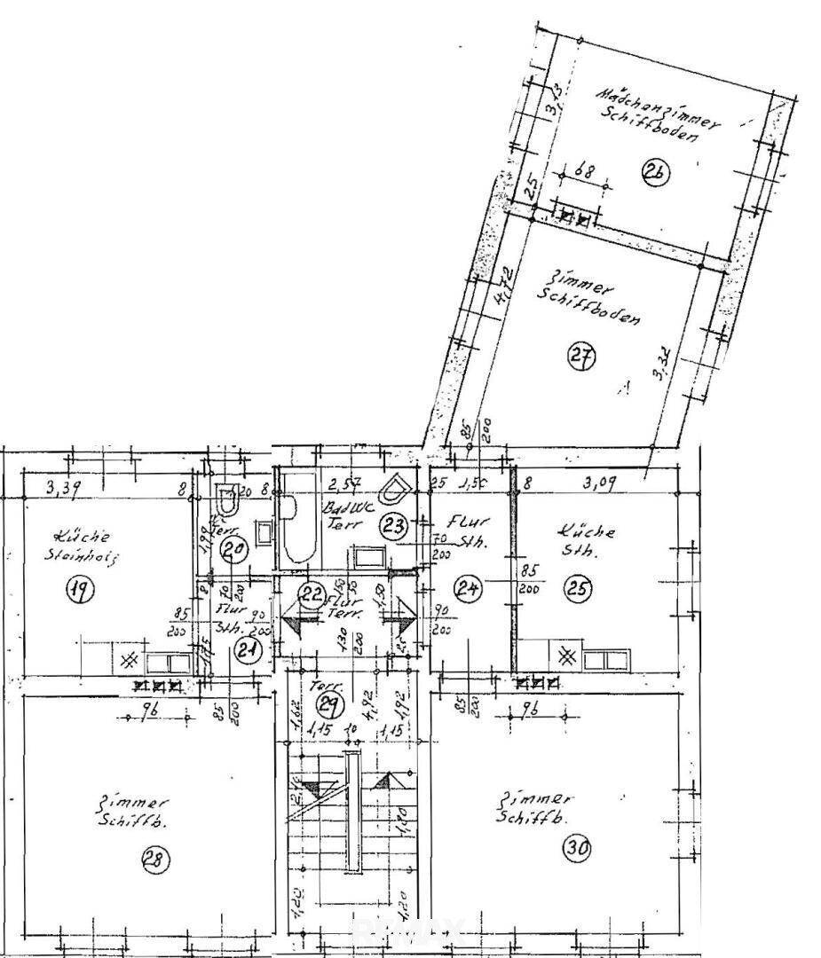 Grundriss des Obergeschosses mit Schlafzimmern, Küche, Badezimmer und Balkonzugang.