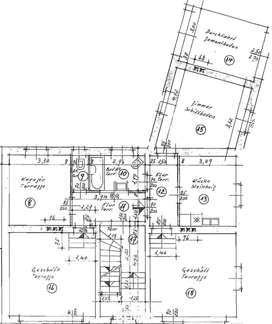 Grundriss des Erdgeschosses mit Geschäftsräumen, Küche und Zugang zur Terrasse.