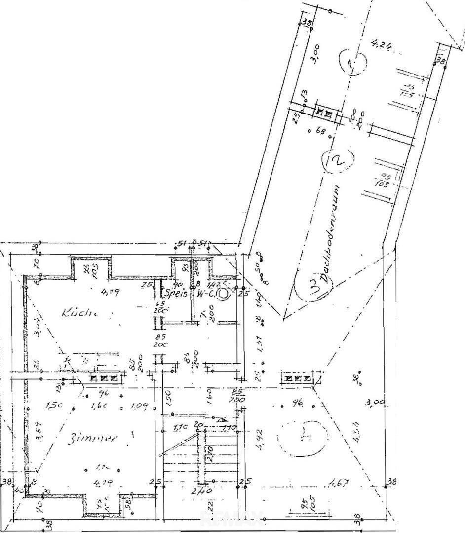 Grundriss des Dachgeschosses mit Küche, Zimmern, Badezimmer und sichtbarer Dachschräge.