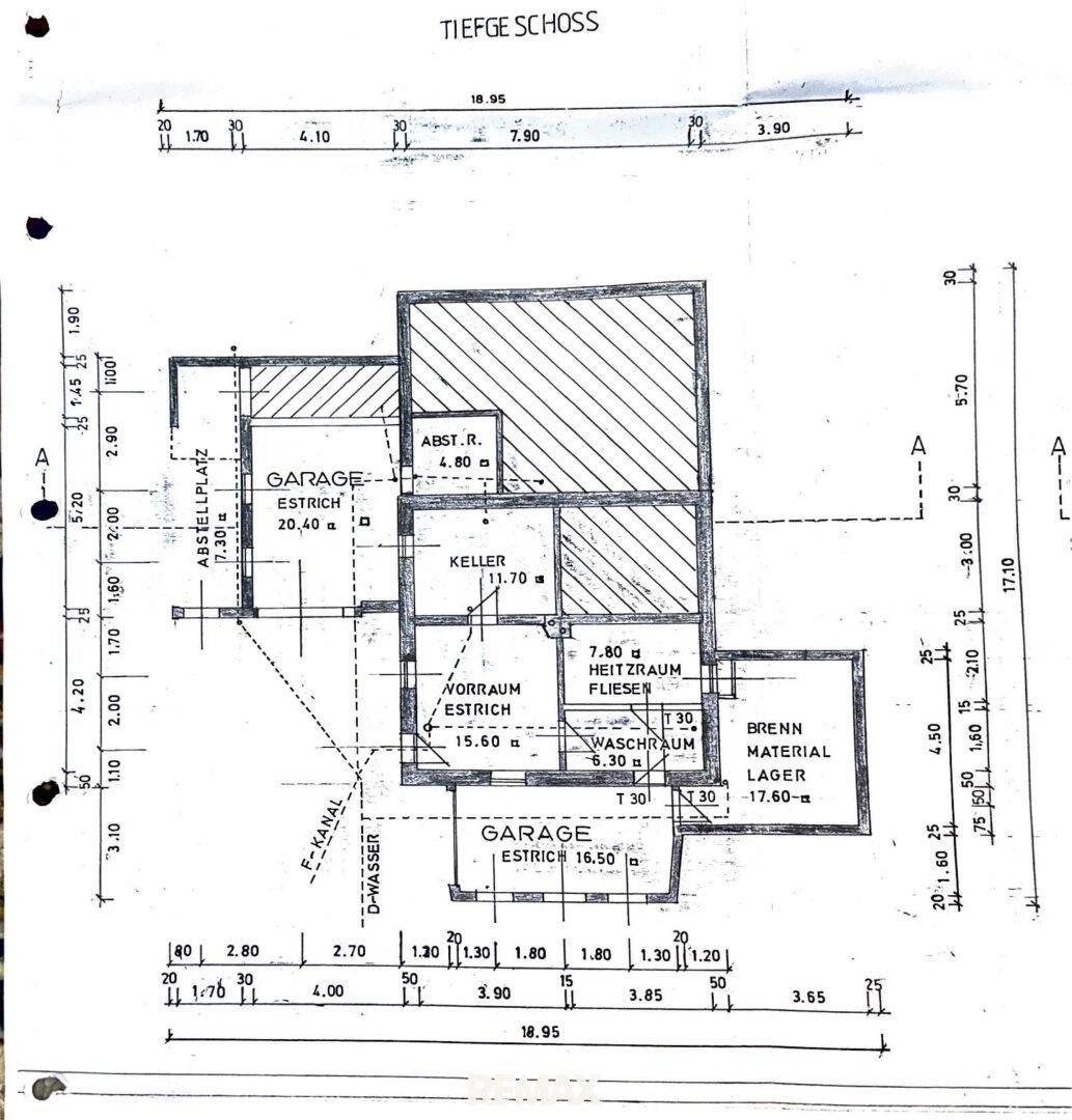 Grundriss des Tiefgeschosses mit Garage, Keller, Heizraum und Waschküche.