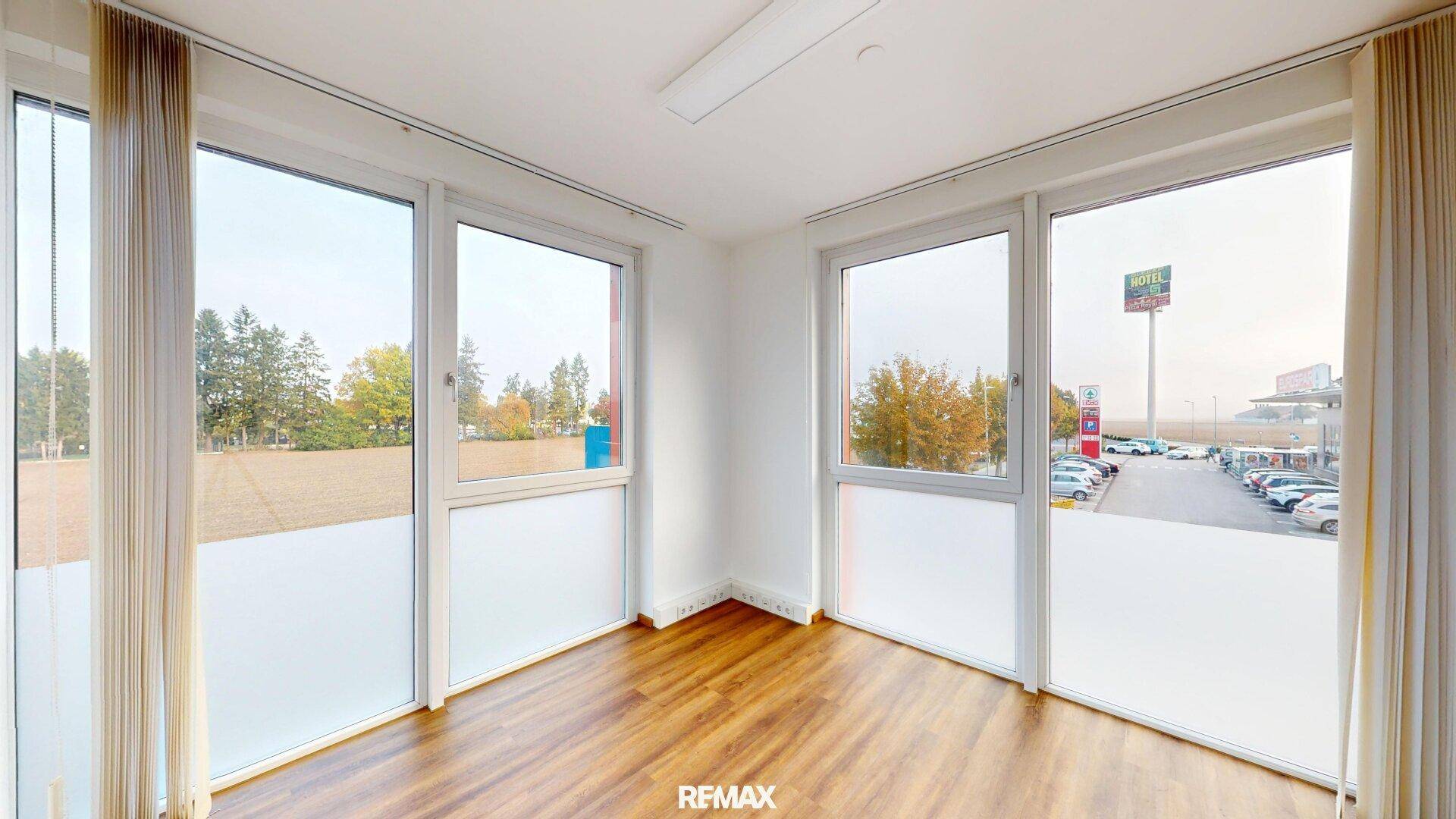Eckbüro mit großen Fenstern und Blick auf die Umgebung, bietet viel Tageslicht.