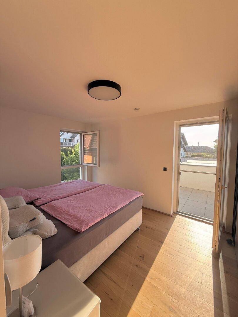 Sonniges Schlafzimmer mit Doppelbett und direktem Zugang zu einem privaten Außenbereich.