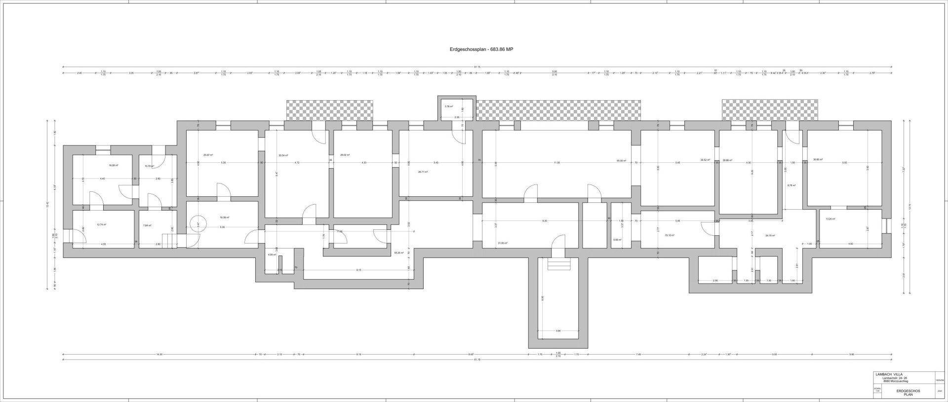 Grundriss des Erdgeschosses mit mehreren Räumen und Treppenhaus.