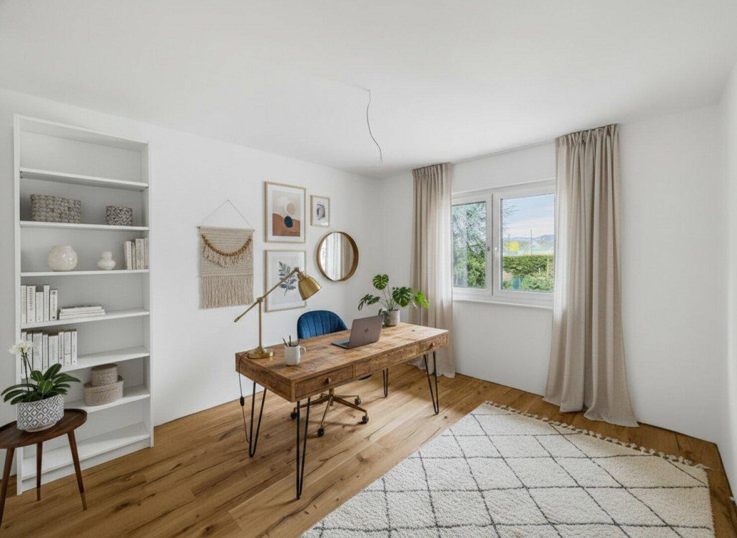 Helles Arbeitszimmer mit Holzboden, großem Fenster und modernem Schreibtisch.