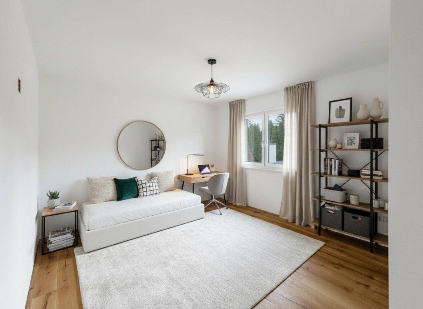 Modern eingerichtetes Schlafzimmer mit Holzboden, Tagesbett und viel Tageslicht.